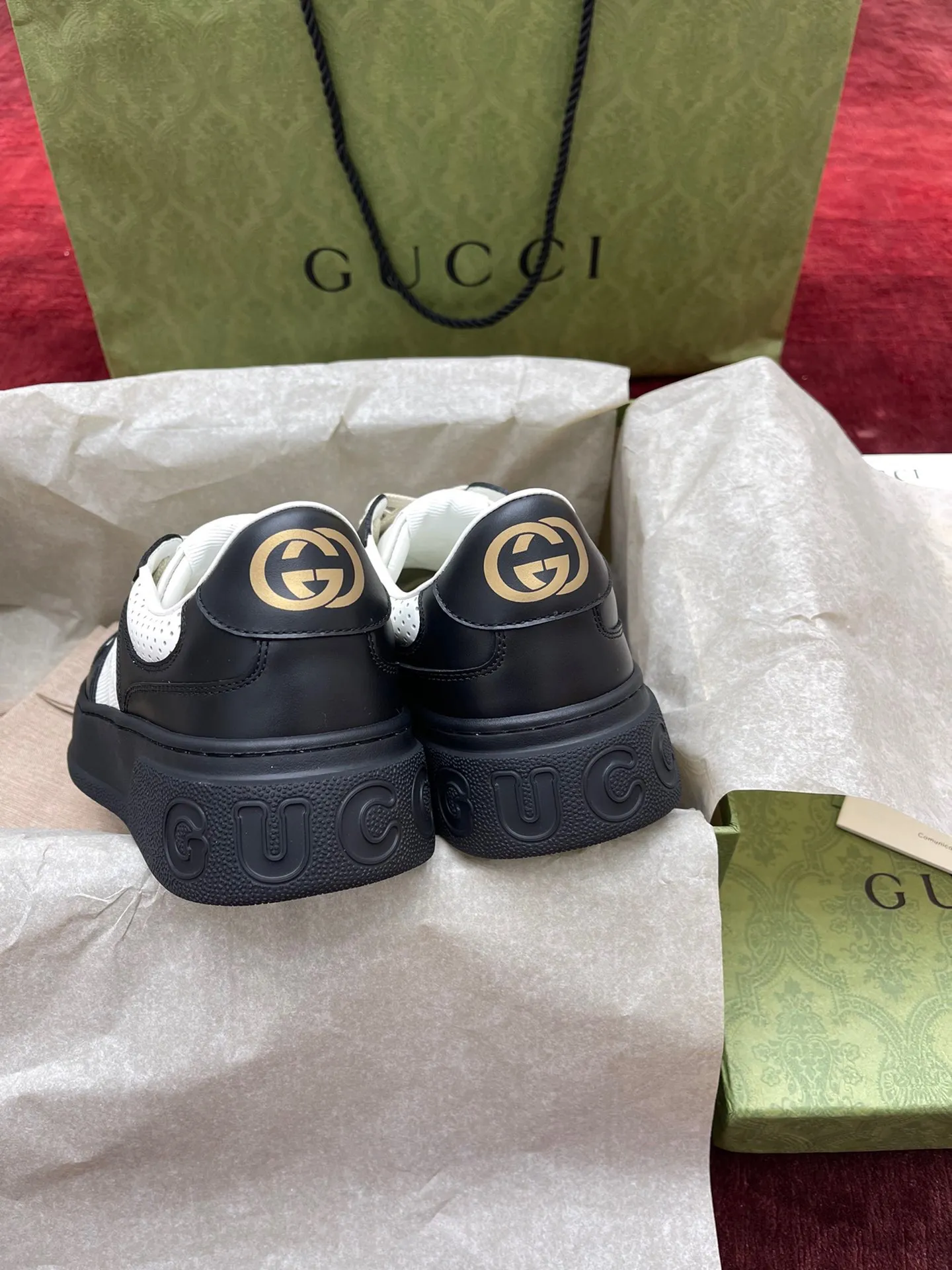 👟👟Ex-factory price 480👟👟 Gucc*i~~New upgraded version, original original color @GG couple's thick-soled shoes...biscuit shoes...white shoes...sneakers...flat shoes...catwalk style: celebrities, Internet celebrities, Xiaohongshu, etc. will definitely plant grass and call❤ Original customized cowhide fabric (classic old floral fabric, perforation, embossing process), the original bottom has a big logo, and there is a GG on the heel Logo, 5cm thick sole, classic Gucci webbing... Women's size 35-40, men's size 39-44